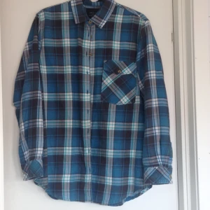  - Supermysig skjorta från carlings: saints and mortals! Storleken är XS men kan absolut bäras av S och M då modellen är oversized. Frakt 24 kronor. 🌎