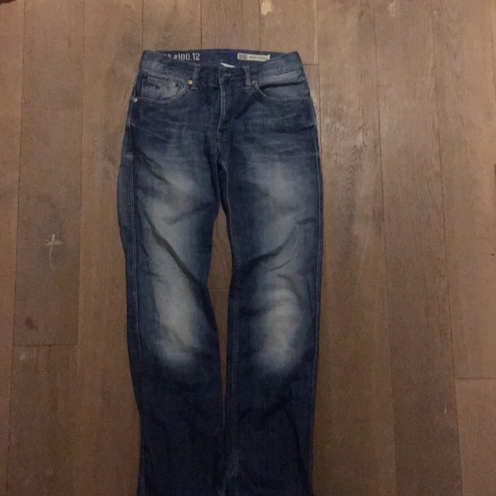 Jeans från Tommy Hilfiger. Storlek W30/L32. Väl använda, se sista bilden för slitningen i hälen. Kan skickas eller mötas i Stockholm.. Jeans & Byxor.