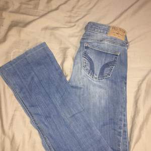 Blåa bootcut hollister jeans i storlek 23 i midjan. I lappen står det L31 men det stämmer ej då jag sytt upp dom i min storlek, längden passar en person som är 1.60 och neråt. :)   Köparen betalar frakt.