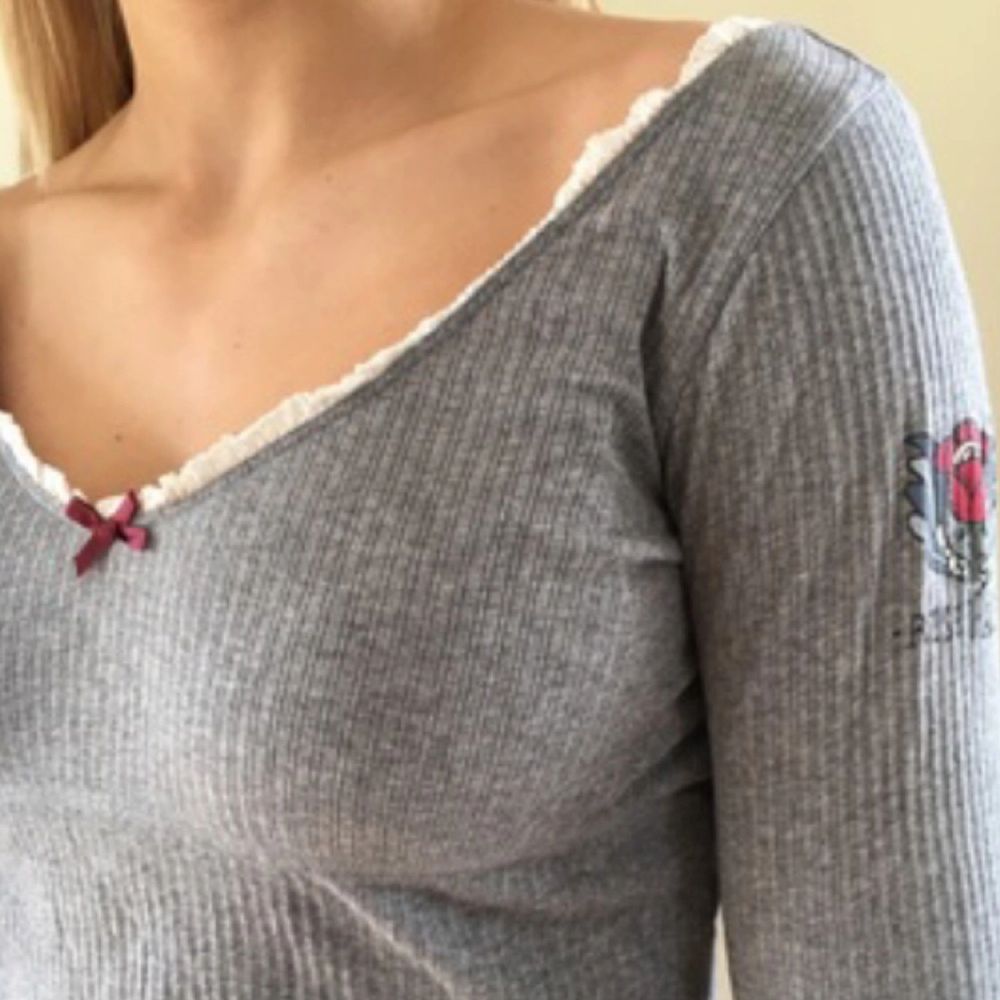 Vacker ljusgrå tröja från Odd Molly med rosaröda och vita detaljer 🌹Storlek 0 som är motsvarande med storlek small! Endast använd några gånger. 🐘🐘 . Toppar.