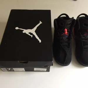  - Säljer ett par Air Jordan 6 Retro (Black/Infrared) med original box  Size: US 7Y, EU 40, 25cm Top condition, anv endast 1 gång inomhus.