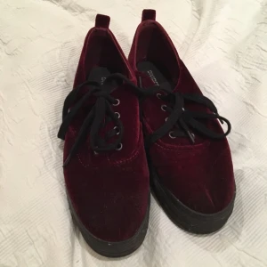  - Sammet platå skor i vinrött från H&M. Fint skick! Använda typ 2 gånger   Hör av er vid frågor! Använder swish och köparen står för frakt 🌱💥
