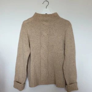  - Stickad tröja från gamla H&M. Sparsamt använd!