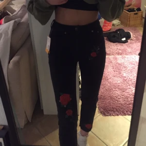  - Byxor med broderade rosor från H&M. Prislappen sitter kvar, aldrig använda. (Nypris 375:-) 