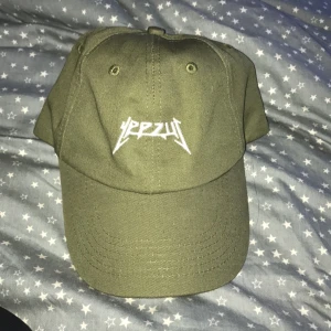  - En yeezy keps som jag köpt från wish. Skiit snygg! Men använder dock den alldeles för sällan, därför säljer jag den💕 *köparn står för frakt✨