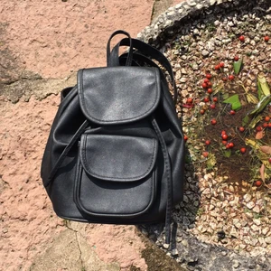  - Svart väska i fint skick, från Beyond retro. 