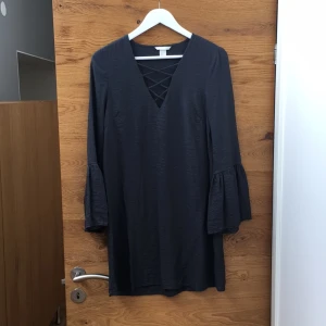  - Sjukt fin klänning från hm som tyvärr är lite liten på mig så får sälja den, nypris 499kr, står 38 skulle säga 36-38