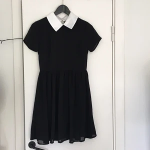  - Svart klänning med Peter Pan-krage! Betalningen sker via swish! Frakten är inräknad! 