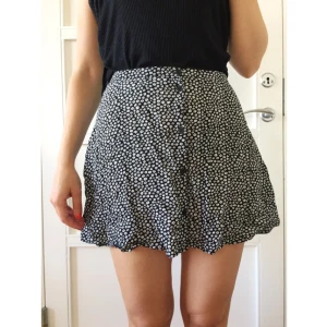  - Fin och somrig kjol i viskos.