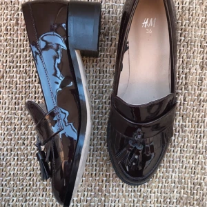  - Lack äkta läder. Loafers med klack och tofffsar från HM Trend. (Oanvända, endast prövade)