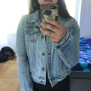  - Superfräsch jeansjacka! Köpt i USA för några år sedan men i nyskick. Frakt tillkommer på 40kr🌹
