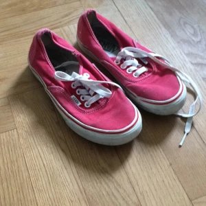  - Röda Vans. Helt ok skick. Lite slitna. 