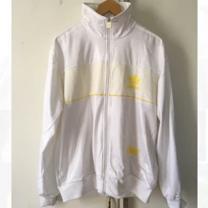  - Adidaströja med dragkedja. Sparsamt använd och i väldigt fint skick.