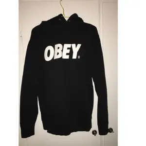 Skön hoodie från obey kan både användas av killar och tjejer.  Köparen står för frakten!😊