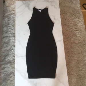  - Svart basic klänning i bomull. Aldrig använt så därför jag säljer den