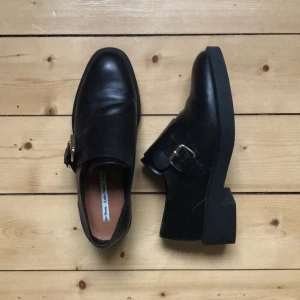  - Skor från & Other Stories Nypris 950:-  Frakt tillkommer!✨