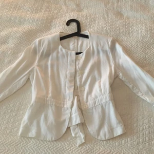  - Vit fantastisk kavaj. Ganska kort i modellen, har små axelvaddar. Skickas mot fraktkostnad eller möts i Sthlm 🌝