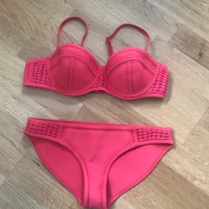  - En äkta triangl bikini som är använd ett par gånger. Ganska liten i storleken så skulle kunna passa en S också