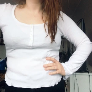  - Fin tröja med knappar framtill, trumpetärmar! Står inte storlek men skulle säga en m! 