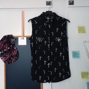  - Ärmlös skjorta i mjukt tyg! Sitter väldigt snyggt tycker jag personligen, men tyvärr inte riktigt min stil. Köpt i London. Knappt använd. Kan fraktas. Betalning sker via Swish! ✨