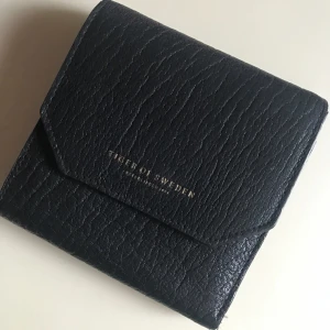  - Tiger of sweden plånbok, kommer inte till användning, kanske någon annan har bättre användning för den. Väldigt fint skick :) Kan skickas, frakt ingår i priset! ☺️