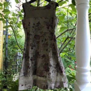  - Fin klänning från Italien. Uppskattningsvis en 36a men står ingen storlek på. Sitter otroligt snyggt på men för mig är den nu mer för liten. Detaljer med genomskinligt mönster. Använd inte mer än tre gånger. 