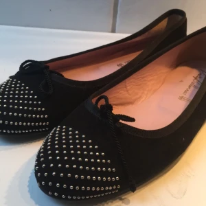  - Svart Ballerina med nitar från pretty ballerina st 40 men passar bättre 38/39. Använda 1 gång original pris 1400 kr