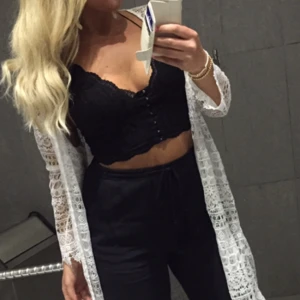  - Säljer denna eftertraktade goding. Enbart använd ca 3 gånger. Lite svarta fläckar längst ner, men som troligen går bort i tvätten. Annars som ny ✨