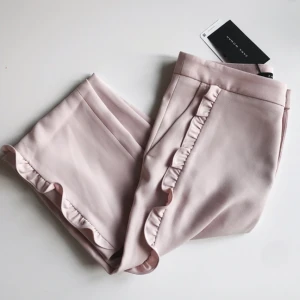  - Rosa byxor med volang på båda benen, köpte för ungefär en månad sedan, aldrig använda och prislapp är kvar! Nypris 400kr För fler bilder eller frågor, skriv i chatten! Kan fraktas om köparen betalar fraktkostnaden 💕