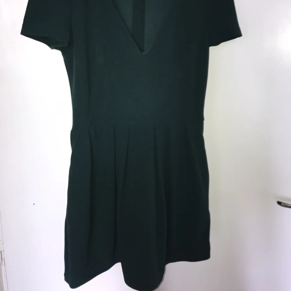 🌷🌺🌸En jumpsuit i mörkgrönt från Zara. Framtill ser det ut som en klänning och bakifrån shorts. Inköpt för 500kr🌷🌺🌸. Shorts.