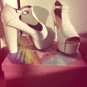  - I princip helt nya Jeffrey Campbell Foxy, använda någon enstaka gång. Säljer för att jag inte aldrig använder dem. Köpta för nyrpis runt tusenlappen. 