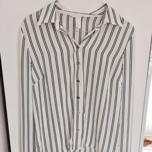  - Väl använd skjorta i 100 % polyester. Trådar som sitter löst och något förstört tyg (bild 3). Pris kan diskuteras.