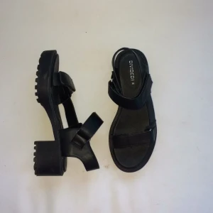  - Skitcoola sandaler, knappt använda. Ganska stora i storleken, det står 36 men de passar 37:or också! Köparen står för frakt!💋