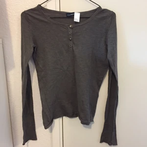  - Mörkgrå långärmad från tröja från Laredoute med 4 knappar där fram, aldrig använd. Frakt inräknat i priset.