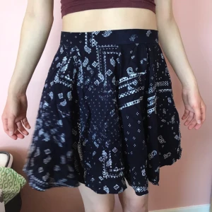  - Fin mörkblå kjol med vitt mönster från hm💗 