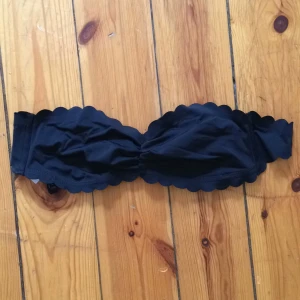  - Oanvänd bikinitopp med avtagbara band. Slutsåld