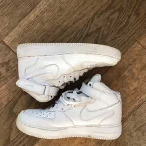  - Nike air force vita, höga.  Skorna är i superbra skick då jag använt de ett fåtal gånger. Hör av er vid intresse