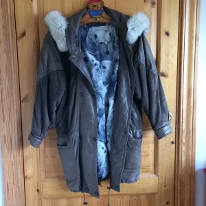  - Skinn/mockajacka med päls, stl 34 men passar också mig som är 36