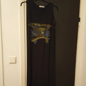  - Långklänning! går till mitten på vaden på mig som är 173cm. Frakt på 30kr tillkommer🌼