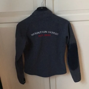  - Mountain Horse jacka för den som vill ha på sig något varmt i stallet nu inför hösten! 