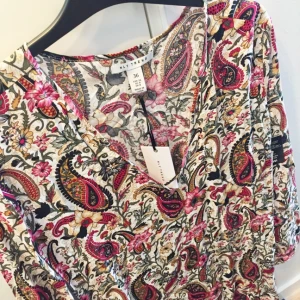  - Säljer en helt oanvänd sommarklänning från Nelly! Passar sjukt bra till ett par höga overknee boots!👌🏻