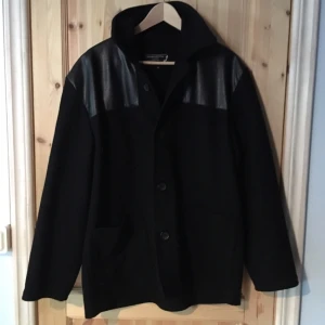  - Klassisk Donkey Jacket med rak passform och två sidofickor. Gjord i bomull, ull och konstläder. Använd ett fåtal gånger. Den håller värmen och ser bra ut på bäraren! 