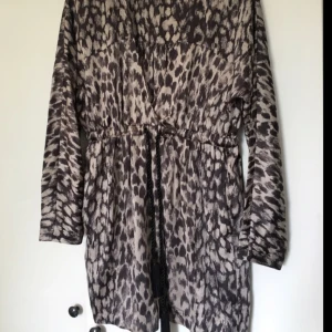  - Jättefin leopardmönstrad klänning/tunika från hm:s fashion against aids-kollektion 