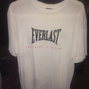  - En oversize t-shirt i Storlek S. 