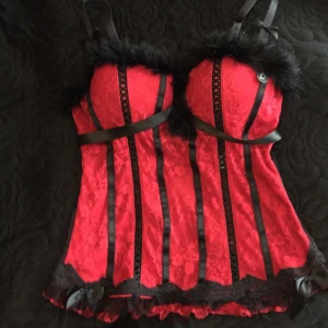  - Bh och korsett i Strl 80D från New Yorker, röd/svart, passar bra till julen. Aldrig använd. Ni står för frakten om vi inte möts upp.   