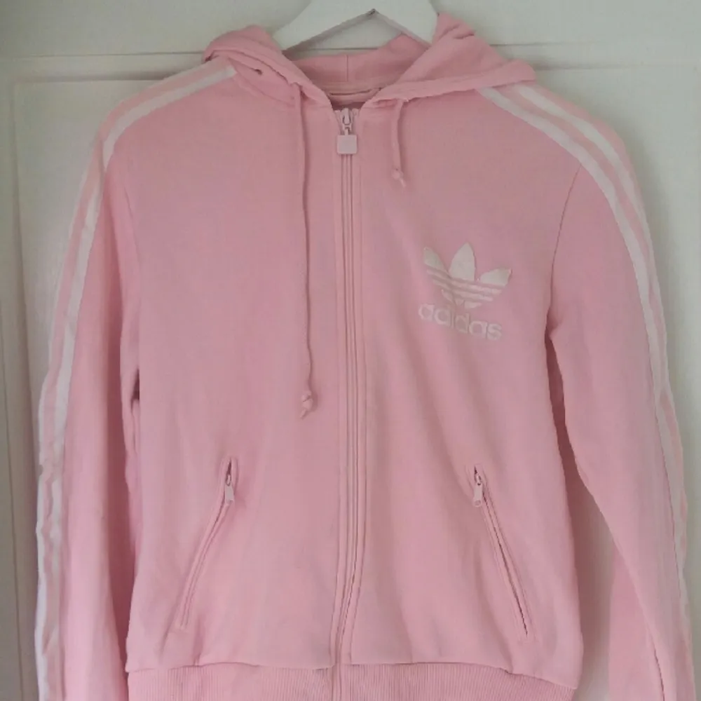 Äkta adidas tröja i Stl M. Mysig och skön. . Hoodies.