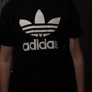  - Säljer två adidas tröjor (fake dock)  Svarta: storlek XL men sitter som en L  Vita: XXL men sitter som L bara att den är lite längre. Säljer båda tröjorna för 100 kr tillsammans och de båda är i väldigt bra skick. Har använt dem ca 5 gånger så dem är inte alls slitna! kan också sälja styckvis då de kostar 50kr styck :-) Köparen betalar frakten, kan också mötas upp runt helsingborgsområdet!