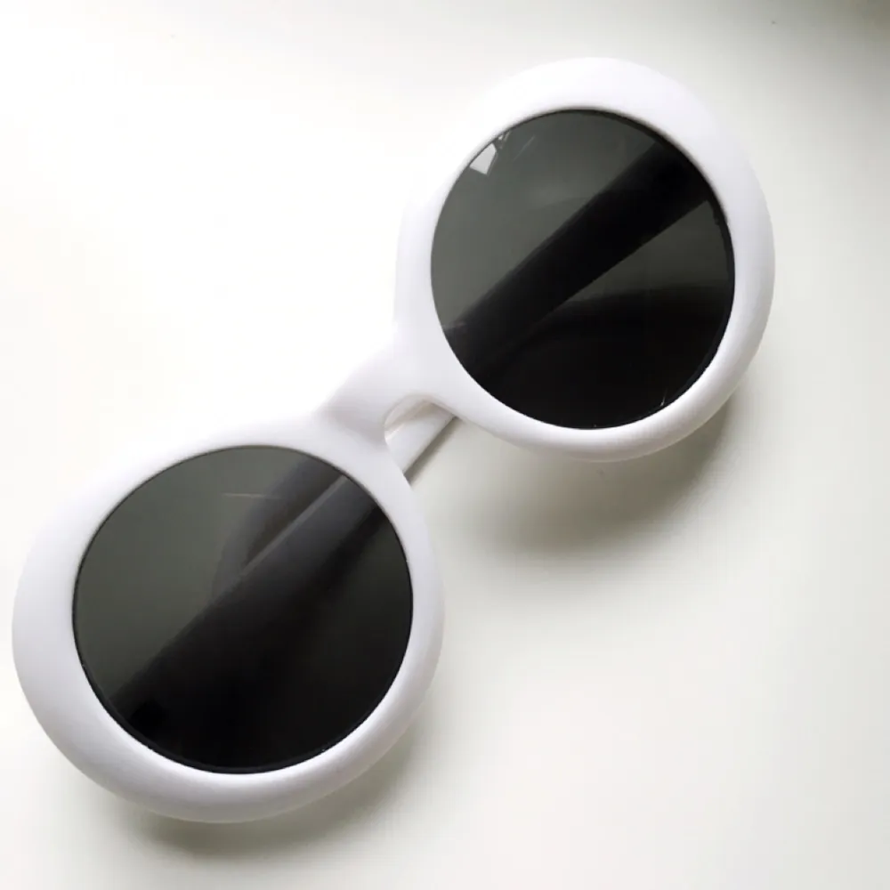 Ett par 90-tals inspirerande rund-ovala solglasögon. Kan hämtas i Göteborg, men postas med. Inga repor eller skador, har bara använt 3-4 gånger. . Accessoarer.