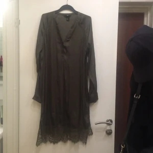  - Fin sidenklänning från hm med spets