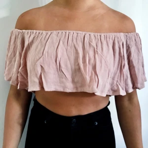  - Off shoulder tröja från Nelly.com. Tröjan går att styla på olika sätt. Passar S-M. Betalning sker via swish
